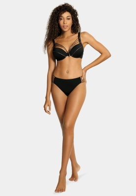 modelka w czarnym stroju kąpielowym z ozdobnymi paskami złotymi