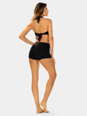 damskie-figi-kapielowe-typu-szorty-wyzszy-stan-czarne-modelka-tył