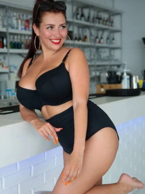 czarne-figi-kapielowe-wysoki-stan-sesja-reklamowa