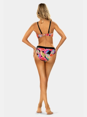 wygodne-klasyczne-figi-kapielowe-z-kwiatowym-printem-na-lato-FD20-902-modelka2