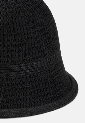 czarny-elastyczny-kapelusz-plazowy-pleciony-bucket-hat-zblizenie-na-splot