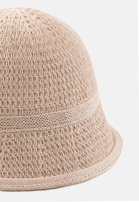 szaro-bezowy-kapelusz-bucket-hat-zblizenie-na-rondo-i-splot