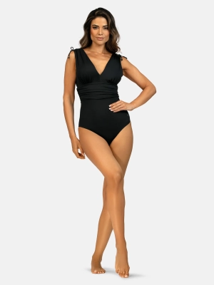 czarny-stroj-kapielowy-damski-plus-size-modelka-przod