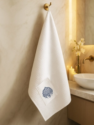 bialy-recznik-waffle-bawelniany-wiszacy-na-haczyku