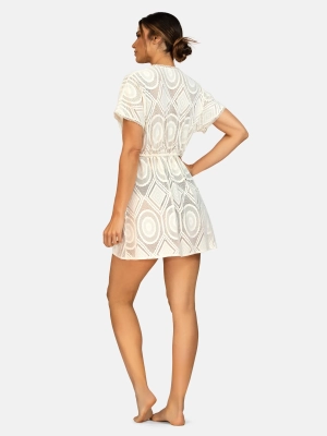 bezowa-tunika-plazowa-przed-kolano-z-paskiem-w-talii-modelka-tyl