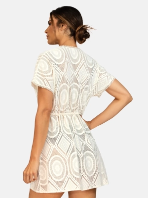 krotka-sukienka-plazowa-boho-bezowa-wiazana-w-pasie-modelka-tyl