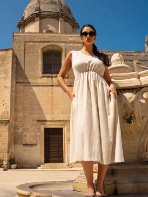 dluga-sukienka-bezowa-z-marszczeniem-pod-biustem-na-wakacje-sesja-reklamowa