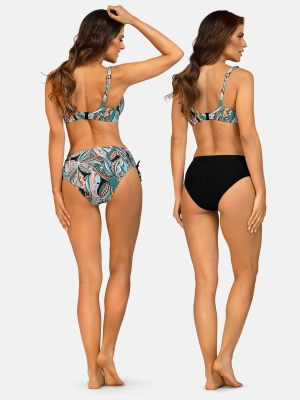 stanik-od-bikini-na-wiekszy-biust-geometryczny-wzor-dwa-doly-od-kostiumu-modelka-tyl
