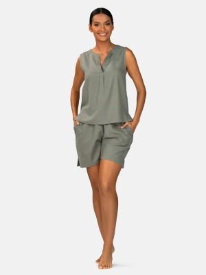 wygodne-szorty-na-lato-khaki-damskie-przod-cala-sylwetka