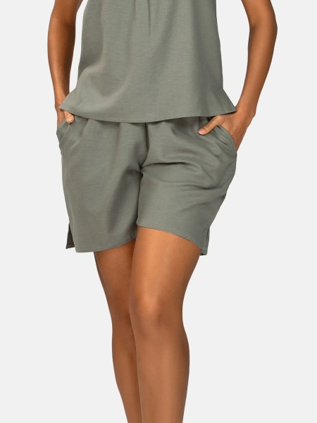damskie-szorty-na-lato-khaki-luzny-fason-przod