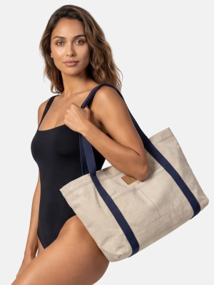 jasna-bezowa-torba-plazowa-shopperka-granatowe-uchwyty-modelka-przod