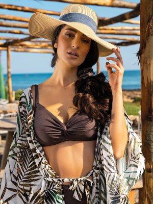brazowy-biustonosz-bikini-na-duzy-biust-zblizenie-efekt-polysku