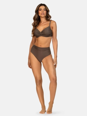 brazowe-figi-kapielowe-damskie-wysoki-stan-stylizacja-cala-sylwetka-modelka