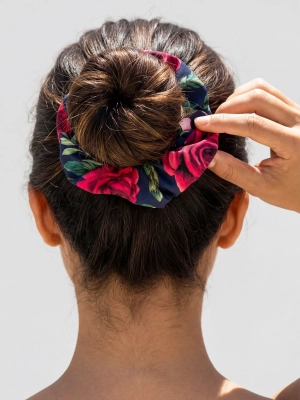 gumka-scrunchie-frotka-w-roze-granatowa-g03-927-zblizenie-na-koku
