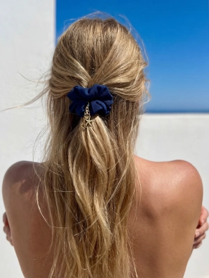 granatowa-gumka-scrunchie-z-charmsami-wysoki-kucyk-na-modelce