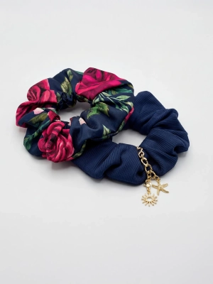duopak-scrunchie-granatowa-i-kwiatowa-zestaw-z-bliska