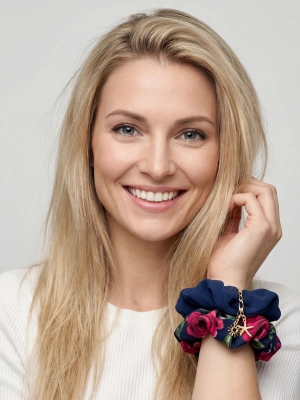 duopak-gumek-scrunchie-granatowa-i-kwiatowa-modelka-portret