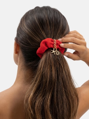 czerwona-gumka-scrunchie-z-charmsami-kucyk-z-tylu-glowy