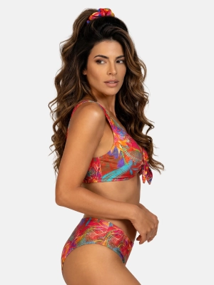 dwupak-czerwonych-gumek-scrunchie-modelka-bikini-przodem