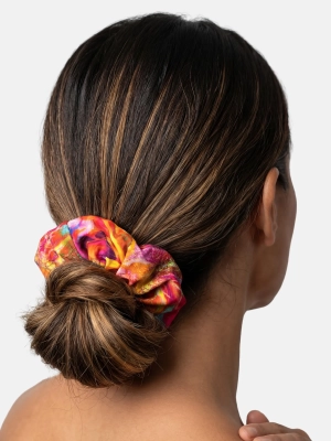 dwupak-czerwonych-gumek-scrunchie-wlosy-kok-tyl