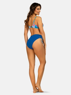 figi-bikini-wysoki-stan-niebieskie-regulowane-pelny-tyl-modelka