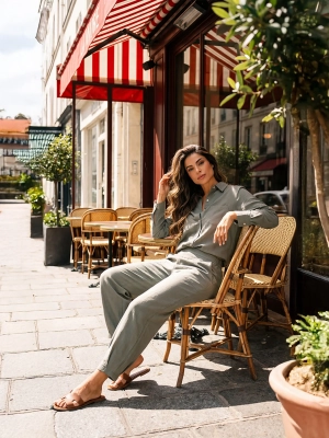 koszula-damska-lniana-khaki-f249-857-sesja-cafe-zdjecie-reklamowe
