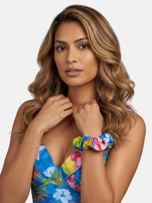 gumka-do-wlosow-scrunchie-kwiatowy-print-g03-920-modelka-stylizacja-plazowa