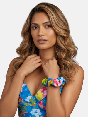 dwupak-scrunchie-zg03-920-kwiatowa-frotka-na-wlosach-zblizenie-wakacyjny-akcent