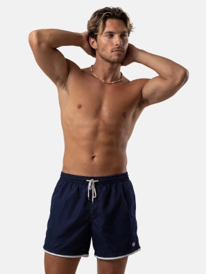 szorty-kapielowe-meskie-granatowe-z-biala-lamowka-fm02-839-packshot-model-przod