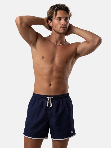 szorty-kapielowe-meskie-granatowe-z-biala-lamowka-fm02-839-packshot-model-przod