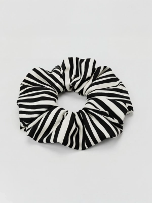 gumka-scrunchie-zebra-packshot-czarno-bialy-animal-print