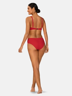 czerwone-majtki-od-bikini-wysoki-stan-plus-size-ujecie-modelka-tyl