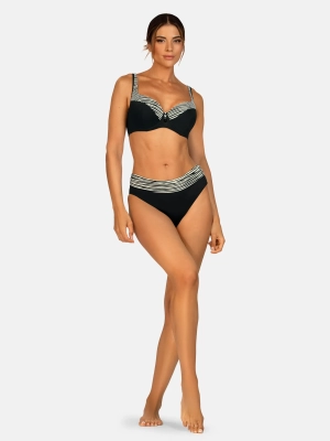 czarny-biustonosz-plazowy-na-duzy-biust-print-zebra-cala-modelka