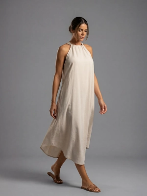 bezowa-sukienka-boho-maxi-ruch-ujecie-z-boku