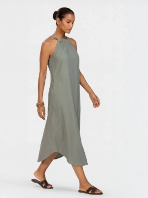 wygodna-luzna-sukienka-na-lato-khaki-modelka-bok