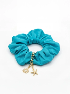 turkusowa-gumka-scrunchie-z-charmsami-packshot-bok
