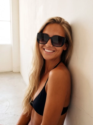 okulary-przeciwsloneczne-diva-black-modelka-bok-stylizacja