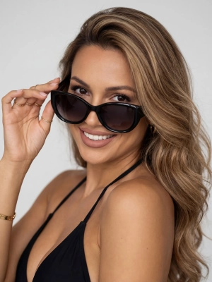 damskie-okulary-przeciwsloneczne-czarne-na-modelce-portret-zblizenie