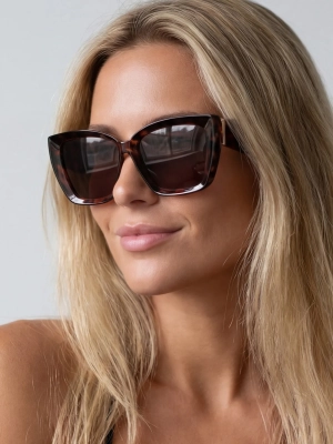 damskie-okulary-przeciwsloneczne-havana-pantherka-na-modelce-zblizenie