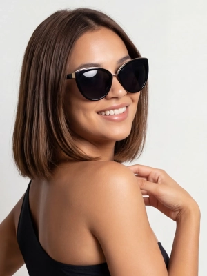 damskie-okulary-przeciwsloneczne-czarne-cat-eye-na-modelce-polprofil