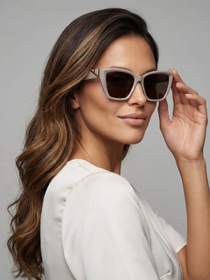 damskie-okulary-przeciwsloneczne-valentina-cat-eye-na-modelce-polprofil