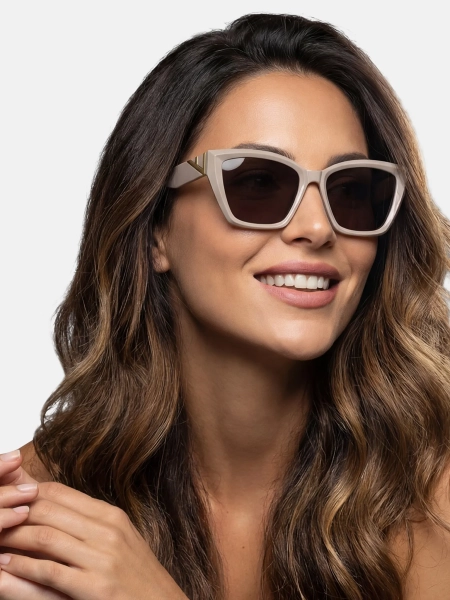 bezowe-okulary-przeciwsloneczne-valentina-cat-eye-na-modelce-przod