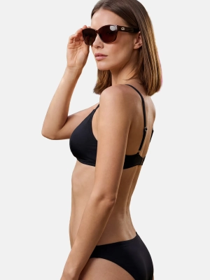 brazowe-okulary-przeciwsloneczne-na-modelce-stylizacja-letnia