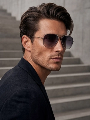 meskie-okulary-przeciwsloneczne-pilotki-na-modelu-zblizenie-bok