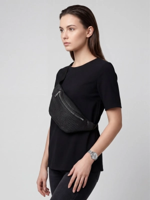 czarna-damska-nerka-na-modelce-stylizacja-miejska