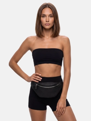 czarna-damska-nerka-saszetka-regulowany-pasek-na-modelce-przod