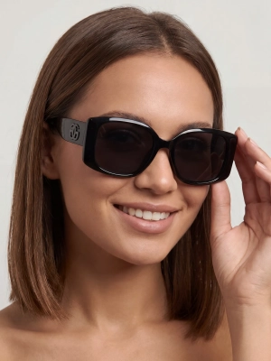 damskie-czarne-okulary-przeciwsloneczne-bella-black-gg-na-modelce-zblizenie