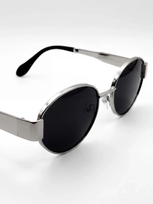 owalne-okulary-przeciwsloneczne-czarne-ze-srebrna-oprawka-bok