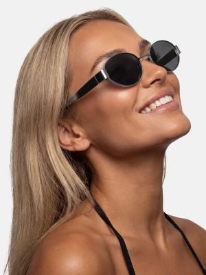 czarne-owalne-okulary-przeciwsloneczne-marc-silver-na-modelce-polprofil