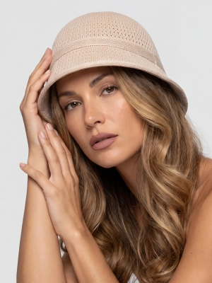 damski-kapelusz-plazowy-bucket-hat-szaro-bezowy-na-modelce-przod